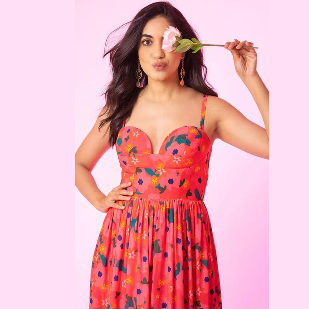 పెళ్లి చూపులు సినిమాతో తెలుగు అభిమానుల మనసు దోచుకున్న రీతూ వర్మ ఇక ఇప్పుడు అటు, తెలుగు, తమిళం, మళయాలం చిత్రాల్లో కూడా అలరిస్తోంది.. అచ్చ తెలుగింటి అమ్మాయి మోడరన్ డ్రెస్ లో కూడా రీతూ వర్మ ఆకట్టుకుంటుంది