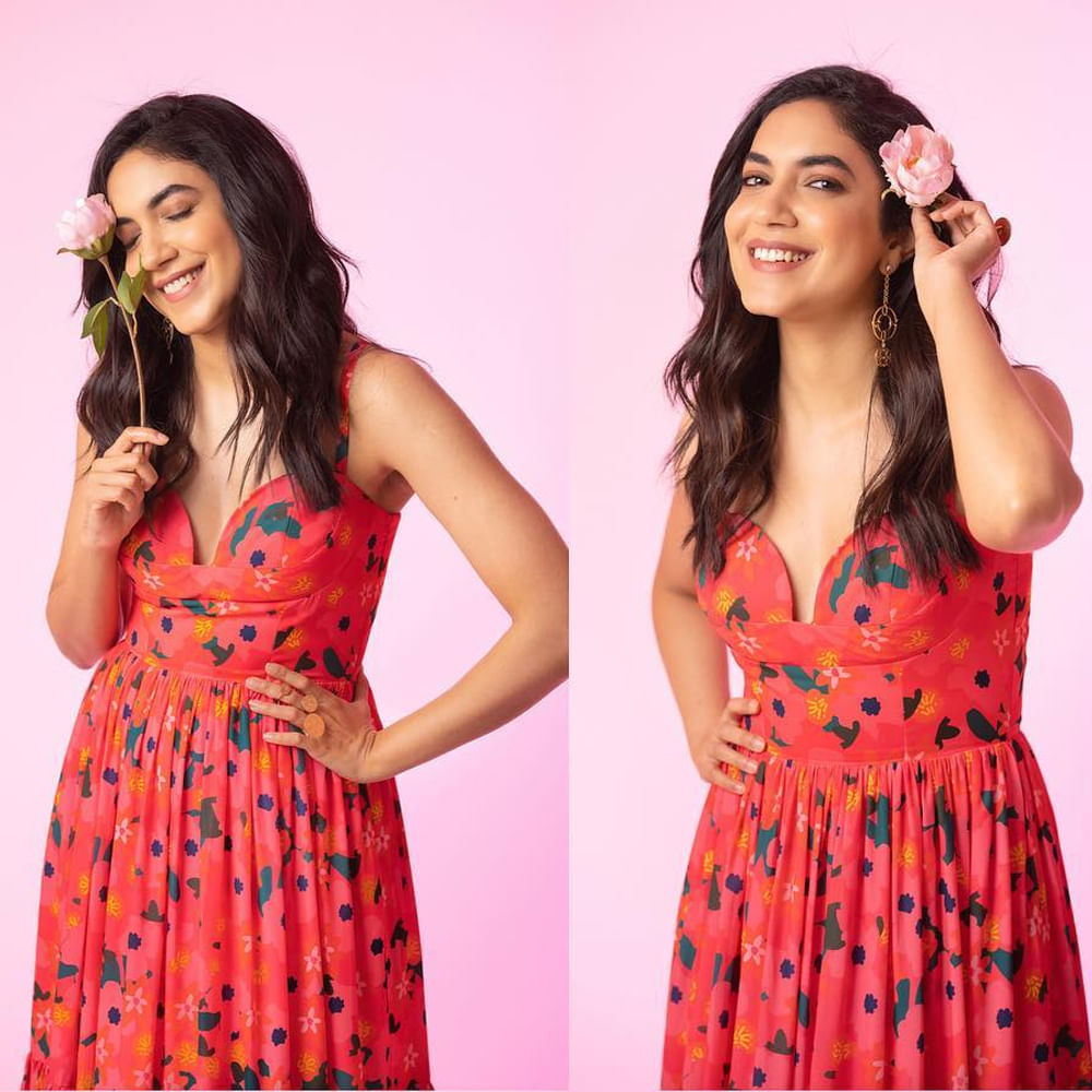 పెళ్లి చూపులు సినిమాతో తెలుగు అభిమానుల మనసు దోచుకున్న రీతూ వర్మ ఇక ఇప్పుడు అటు, తెలుగు, తమిళం, మళయాలం చిత్రాల్లో కూడా అలరిస్తోంది.. అచ్చ తెలుగింటి అమ్మాయి మోడరన్ డ్రెస్ లో కూడా రీతూ వర్మ ఆకట్టుకుంటుంది