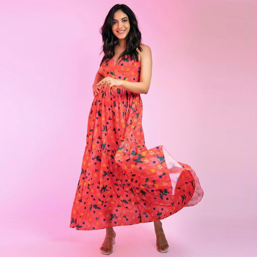 పెళ్లి చూపులు సినిమాతో తెలుగు అభిమానుల మనసు దోచుకున్న రీతూ వర్మ ఇక ఇప్పుడు అటు, తెలుగు, తమిళం, మళయాలం చిత్రాల్లో కూడా అలరిస్తోంది.. అచ్చ తెలుగింటి అమ్మాయి మోడరన్ డ్రెస్ లో కూడా రీతూ వర్మ ఆకట్టుకుంటుంది