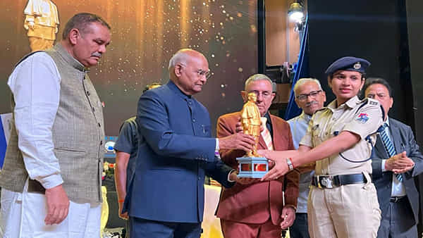 నిజామాబాద్ ఆర్పీఎఫ్ కానిస్టేబుల్కు ప్రతిష్టాత్మక అవార్డు.. రైలు ప్రయాణికులను రక్షించడంలో స్పూర్తి