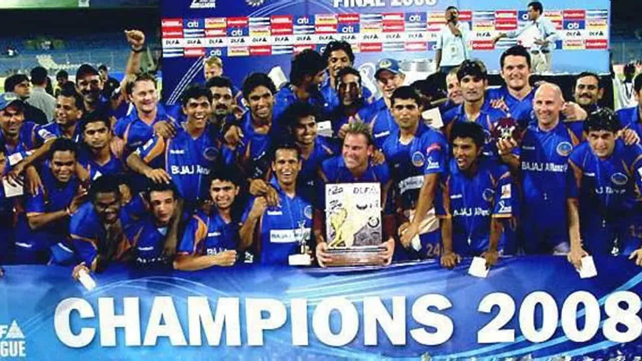 IPL 2008-రాజస్థాన్ రాయల్స్: IPL మొదటి సీజన్లో చెన్నై సూపర్ కింగ్స్ వర్సెస్ రాజస్థాన్ రాయల్స్ జట్లు తలపడ్డాయి. ఈ మ్యాచ్లో తొలుత బ్యాటింగ్ చేసిన సీఎస్కే 163 పరుగులు చేసింది. రాజస్థాన్ రాయల్స్ చివరి బంతికి విజయం సాధించి ఉత్కంఠభరితమైన విజయాన్ని అందుకోవడం ద్వారా తొలి ఛాంపియన్గా అవతరించింది.