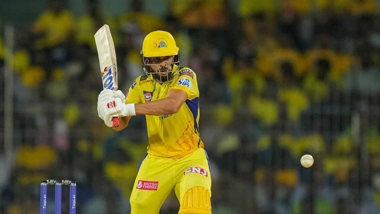 ఈ రెండు పేర్లు కాకుండా, చెన్నై సూపర్ కింగ్స్‌తో ఇతర కెప్టెన్సీ ఎంపికల విషయానికి వస్తే, బెన్ స్టోక్స్, రవీంద్ర జడేజా పేర్లు ముందంజలో ఉన్నాయి. గత సీజన్‌లో కెప్టెన్సీ బాధ్యతలను కూడా జడేజా అందుకున్నాడు. అయితే జట్టు పేలవమైన ప్రదర్శన కారణంగా, సీజన్ మధ్యలో ధోనీ మళ్లీ ఈ బాధ్యతను స్వీకరించాల్సి వచ్చింది.