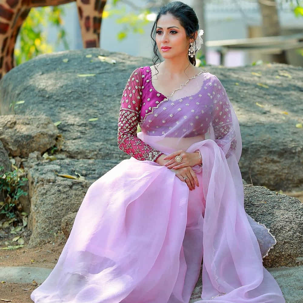 సదా మహారాష్ట్రలోని రత్నగిరి లో ఒక ముస్లిం కుటుంబంలో 1984 ఫిబ్రవరి 17న జన్మించింది. సదా 2002లో తెలుగులో జయం సినిమాతో హీరోయిన్గా అరంగేట్రం చేసింది.