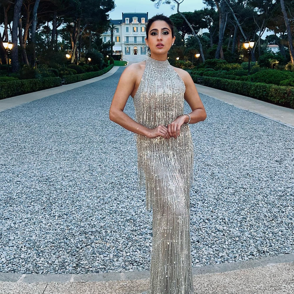 కేధార్‌నాథ్ సినిమాతో సిల్వర్ స్క్రీన్ ఎంట్రీ ఇచ్చిన స్టార్ వారసురాలు సారా అలీఖాన్‌. పటౌడీల ఖాన్‌దాన్ నుంచి వచ్చిన ఈ భామ... వెండితెర మీద సొంత ఐడెంటిటీ కోసం కష్టపడుతున్నారు. ప్రజెంట్ బాలీవుడ్‌లో డిఫరెంట్‌ సినిమాలు చేస్తున్న ఈ బ్యూటీ ఇంకా సాధించాల్సింది చాలా ఉందంటున్నారు.