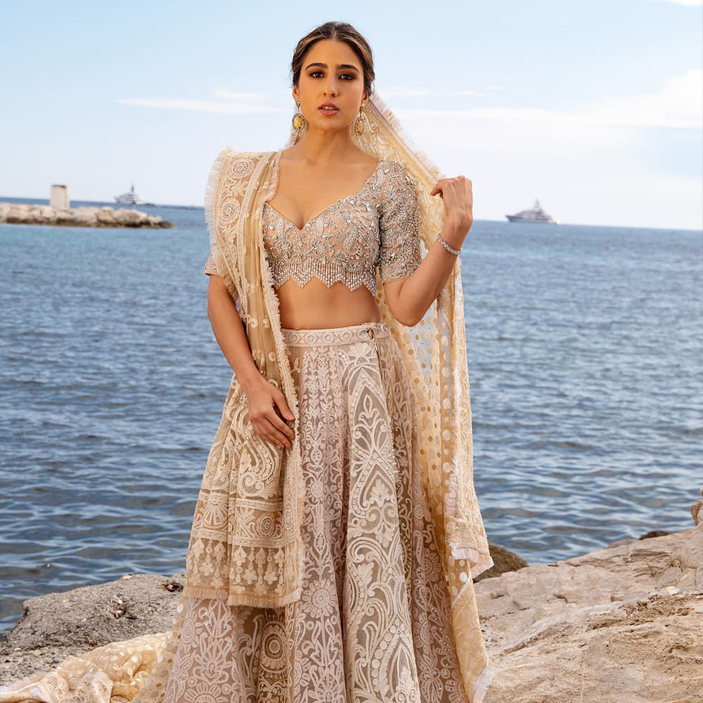 తొలి సినిమా నుంచే డిఫరెంట్ జానర్స్‌ సెలెక్ట్ చేసుకుంటున్న సారా... గ్లామర్ ఇమేజ్‌ విషయంలోనూ తగ్గేదే లే అంటున్నారు. మ్యాగ్జిమమ్‌ ట్రెడిషనల్‌గా కనిపిస్తూనే.... అవసరమైనప్పుడల్లా గ్లామర్‌ షోతో సర్‌ప్రైజ్ చేస్తున్నారు.