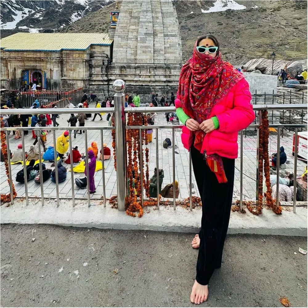 సైఫ్ అలీ ఖాన్-అమృతా సింగ్ ల కుమార్తె  అయిన సారా అలీ ఖాన్‌కు ఆధ్యాత్మిక చింతన ఎక్కువ. అందుకే తరచుగా ప్రముఖ దేవాలయాలను సందర్శిస్తూనే ఉంటుంది.