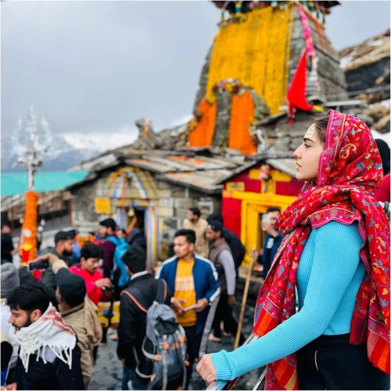 ప్రముఖ బాలీవుడ్ నటి సారా అలీ ఖాన్  మరోసారి కేదార్‌నాథ్‌ యాత్రకు వెళ్లింది. అక్కడ బిజీబిజీగా గడుపుతోంది. అదే సమయంలో తన ఆధ్యాత్మిక యాత్రకు సంబంధించిన ఫొటోలను సోషల్‌ మీడియాలో షేర్‌ చేస్తోంది.
