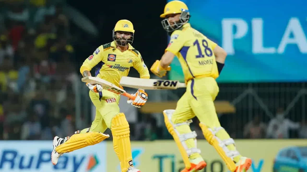 కాగా, ఈ మ్యాచ్లో గుజరాత్ టైటాన్స్ టాస్ గెలిచి బౌలింగ్ ఎంచుకుంది. దీంతో తొలుత బ్యాటింగ్ చేసిన సీఎస్కే జట్టు రుతురాజ్ గైక్వాడ్ (60) అర్ధ సెంచరీతో నిర్ణీత 20 ఓవర్లలో 7 వికెట్ల నష్టానికి 172 పరుగులు చేసింది.