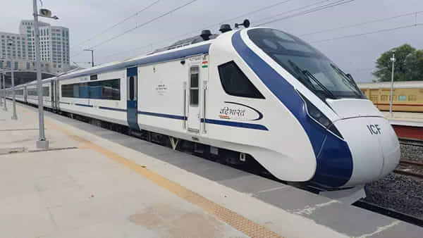 Vande Bharat Express: వందేభారత్ రైళ్ల వేగం పెంచే దిశగా అడుగులు.. గంటకు 220 కి.మీ