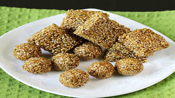 Benefits of Sesame Seeds: నువ్వులు, బెల్లం కలిపిన లడ్డూలు ఈ రోగాలకి దివ్య ఔషధం.. రోజుకోటి తింటే ఎన్నిలాభాలో... ఎలాగంటే..?