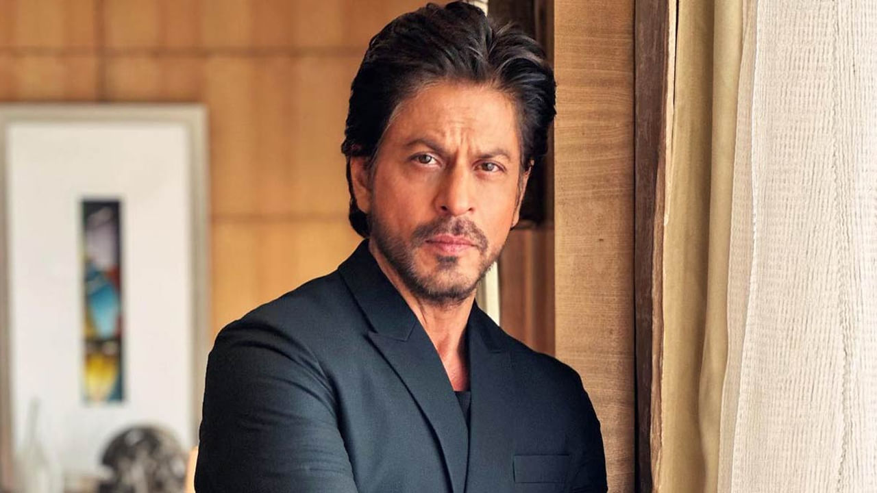 Shah Rukh Khan: బాద్ షా మనసెప్పుడూ బంగారమే.. క్యాన్సర్‏తో పోరాడుతున్న అభిమాని కోసం 40 నిమిషాలు..