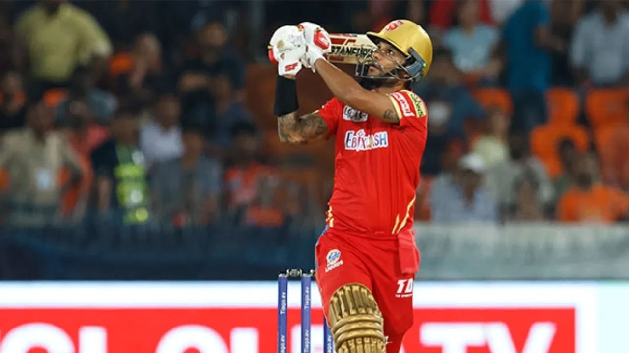 ఈ అర్ధ సెంచరీతో, ధావన్ విరాట్ కోహ్లి (RCB) తర్వాత రెండవ భారతీయుడిగా, డేవిడ్ వార్నర్ (DC) తర్వాత యాభైలను పూర్తి చేసిన మూడవ ఆటగాడిగా నిలిచాడు.