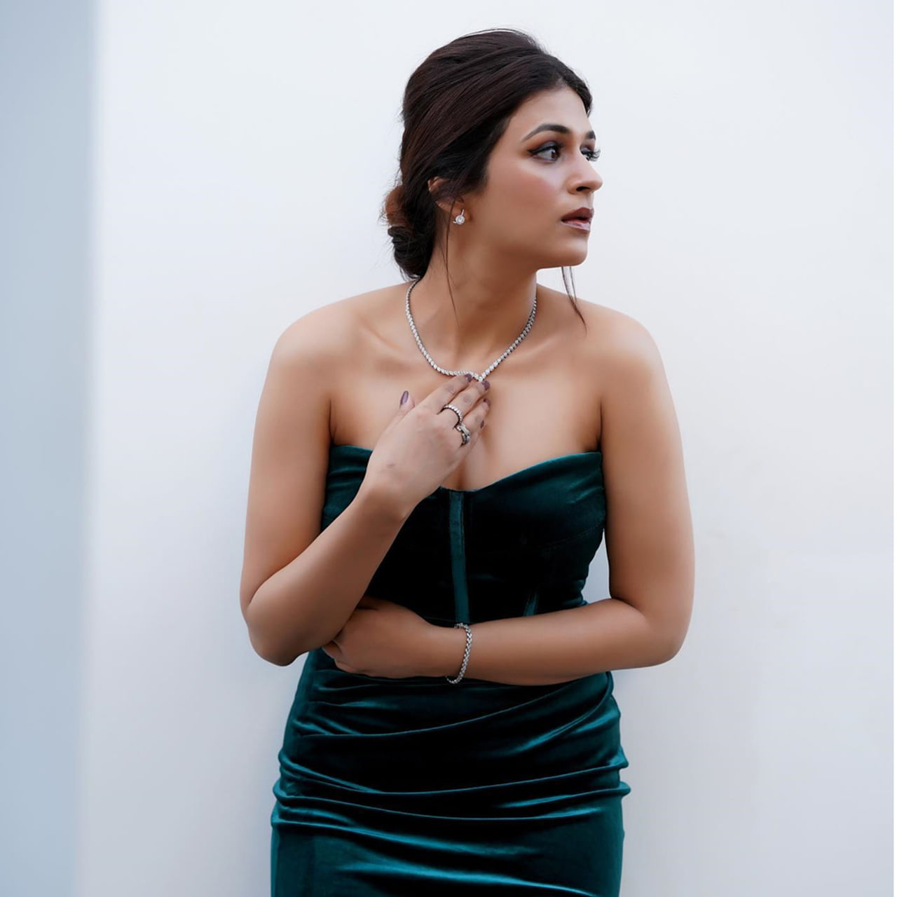 సిద్దు ఫ్రమ్ సినిమాతో టాలీవుడ్‌లోకి ఎంట్రీ ఇచ్చింది శ్రద్ధా దాస్. తెలుగు, తమిళ్, హిందీలో కలిపి దాదాపు 40 చిత్రాల్లో నటించింది. ఆర్య2, డార్లింగ్, నాగవల్లి, పీఎస్‌వీ గరుడవేగ వంటి సినిమాల్లో మెరిసినా.. సరైన అవకాశాలు లేవు.

