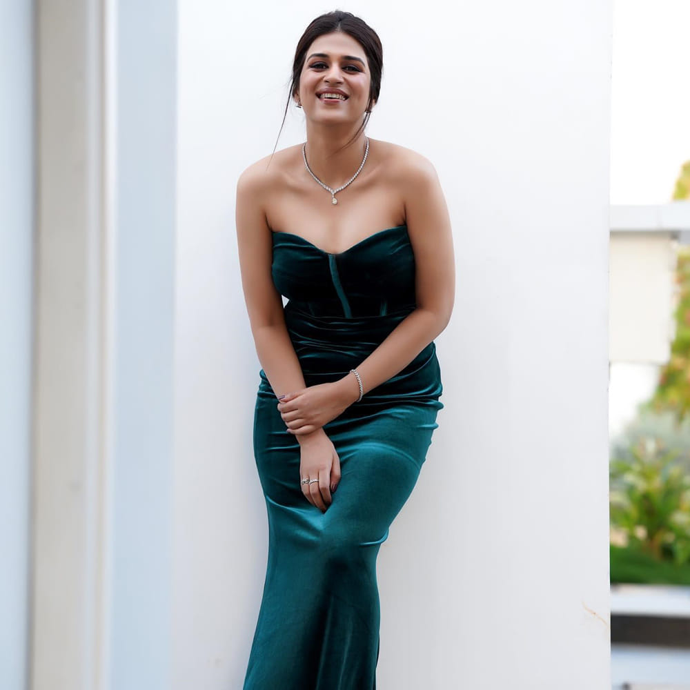 సిద్దు ఫ్రమ్ సినిమాతో టాలీవుడ్‌లోకి ఎంట్రీ ఇచ్చింది శ్రద్ధా దాస్. తెలుగు, తమిళ్, హిందీలో కలిపి దాదాపు 40 చిత్రాల్లో నటించింది. ఆర్య2, డార్లింగ్, నాగవల్లి, పీఎస్‌వీ గరుడవేగ వంటి సినిమాల్లో మెరిసినా.. సరైన అవకాశాలు లేవు.

