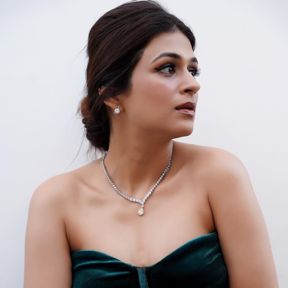 సిద్దు ఫ్రమ్ సినిమాతో టాలీవుడ్‌లోకి ఎంట్రీ ఇచ్చింది శ్రద్ధా దాస్. తెలుగు, తమిళ్, హిందీలో కలిపి దాదాపు 40 చిత్రాల్లో నటించింది. ఆర్య2, డార్లింగ్, నాగవల్లి, పీఎస్‌వీ గరుడవేగ వంటి సినిమాల్లో మెరిసినా.. సరైన అవకాశాలు లేవు.

