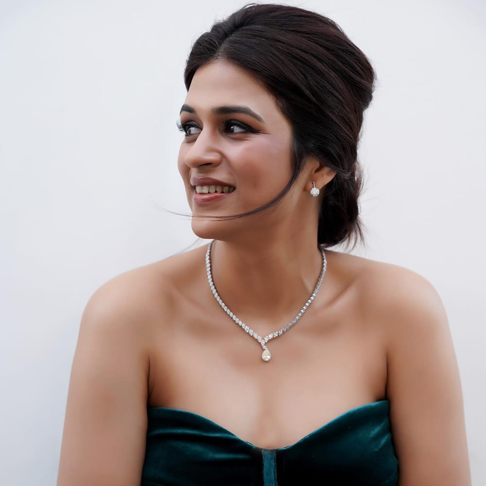 సిద్దు ఫ్రమ్ సినిమాతో టాలీవుడ్‌లోకి ఎంట్రీ ఇచ్చింది శ్రద్ధా దాస్. తెలుగు, తమిళ్, హిందీలో కలిపి దాదాపు 40 చిత్రాల్లో నటించింది. ఆర్య2, డార్లింగ్, నాగవల్లి, పీఎస్‌వీ గరుడవేగ వంటి సినిమాల్లో మెరిసినా.. సరైన అవకాశాలు లేవు.

