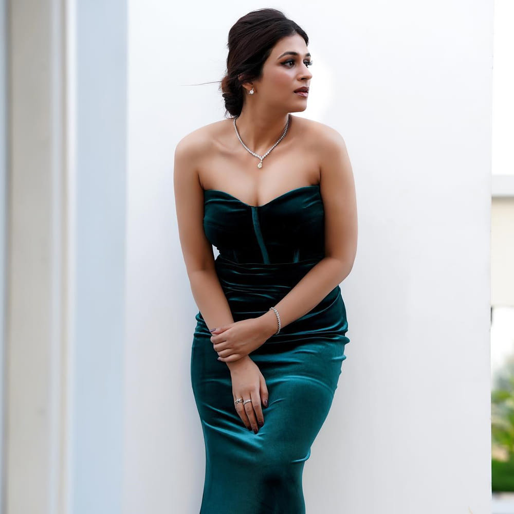 సిద్దు ఫ్రమ్ సినిమాతో టాలీవుడ్‌లోకి ఎంట్రీ ఇచ్చింది శ్రద్ధా దాస్. తెలుగు, తమిళ్, హిందీలో కలిపి దాదాపు 40 చిత్రాల్లో నటించింది. ఆర్య2, డార్లింగ్, నాగవల్లి, పీఎస్‌వీ గరుడవేగ వంటి సినిమాల్లో మెరిసినా.. సరైన అవకాశాలు లేవు.

