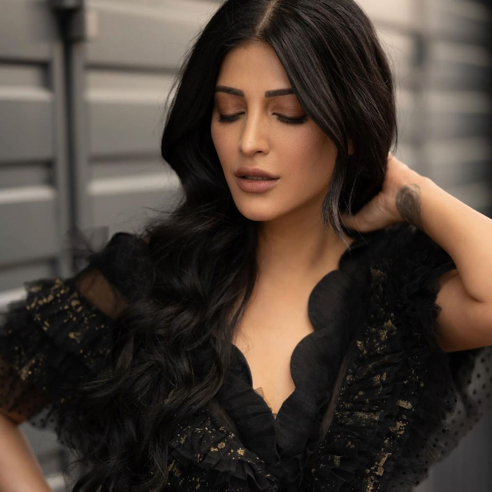 అనగనగా ఓ ధీరుడు సినిమాతో తెలుగు తెరకు పరిచయమైన శ్రుతి హాసన్. గబ్బర్ సింగ్ సినిమాతో బ్లాక్ బస్టర్ హిట్ అందుకుంది. ఈ మూవీతో శ్రుతి క్రేజ్ ఒక్కసారిగా మారిపోయింది. వరుస ఆఫర్లకు గ్రీన్ సిగ్నల్ ఇచ్చేస్తూ దూసుకుపోతుంది. ఇటీవలే వీరసింహారెడ్డి, వాల్తేర్ వీరయ్య చిత్రాలతో భారీ విజయాల్ని అందుకుంది. ప్రస్తుతం ప్రభాస్ సరసన సాలార్ చిత్రంలో నటిస్తుంది ఈ ముద్దుగుమ్మ. తాజాగా ఈ అమ్మడు సోషల్ మీడియాలో షేర్ చేసిన ఫొటోస్ యూత్ కి పూనకాలు తెప్పిస్తున్నాయి.