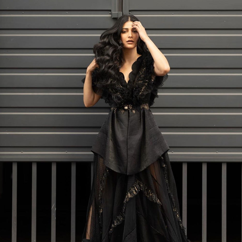 అనగనగా ఓ ధీరుడు సినిమాతో తెలుగు తెరకు పరిచయమైన శ్రుతి హాసన్. గబ్బర్ సింగ్ సినిమాతో బ్లాక్ బస్టర్ హిట్ అందుకుంది. ఈ మూవీతో శ్రుతి క్రేజ్ ఒక్కసారిగా మారిపోయింది. వరుస ఆఫర్లకు గ్రీన్ సిగ్నల్ ఇచ్చేస్తూ దూసుకుపోతుంది. ఇటీవలే వీరసింహారెడ్డి, వాల్తేర్ వీరయ్య చిత్రాలతో భారీ విజయాల్ని అందుకుంది. ప్రస్తుతం ప్రభాస్ సరసన సాలార్ చిత్రంలో నటిస్తుంది ఈ ముద్దుగుమ్మ. తాజాగా ఈ అమ్మడు సోషల్ మీడియాలో షేర్ చేసిన ఫొటోస్ యూత్ కి పూనకాలు తెప్పిస్తున్నాయి.