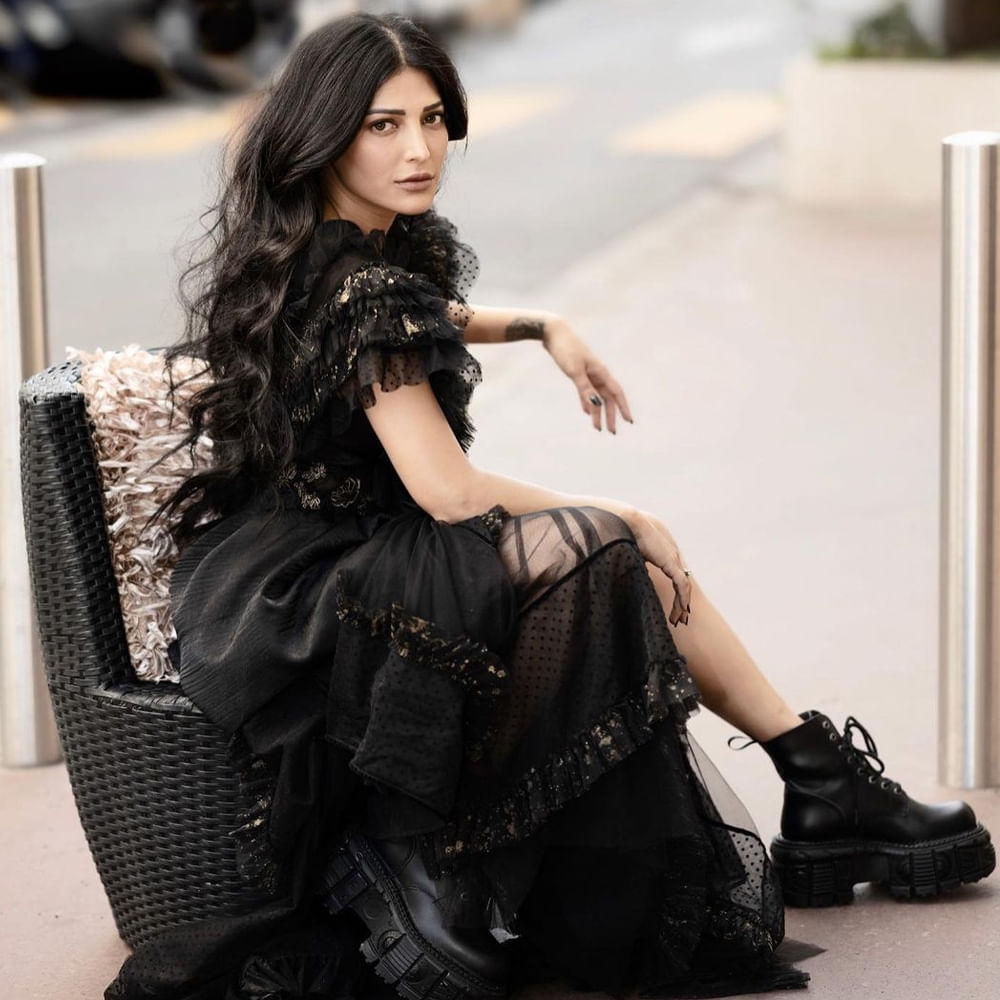 అనగనగా ఓ ధీరుడు సినిమాతో తెలుగు తెరకు పరిచయమైన శ్రుతి హాసన్. గబ్బర్ సింగ్ సినిమాతో బ్లాక్ బస్టర్ హిట్ అందుకుంది. ఈ మూవీతో శ్రుతి క్రేజ్ ఒక్కసారిగా మారిపోయింది. వరుస ఆఫర్లకు గ్రీన్ సిగ్నల్ ఇచ్చేస్తూ దూసుకుపోతుంది. ఇటీవలే వీరసింహారెడ్డి, వాల్తేర్ వీరయ్య చిత్రాలతో భారీ విజయాల్ని అందుకుంది. ప్రస్తుతం ప్రభాస్ సరసన సాలార్ చిత్రంలో నటిస్తుంది ఈ ముద్దుగుమ్మ. తాజాగా ఈ అమ్మడు సోషల్ మీడియాలో షేర్ చేసిన ఫొటోస్ యూత్ కి పూనకాలు తెప్పిస్తున్నాయి.