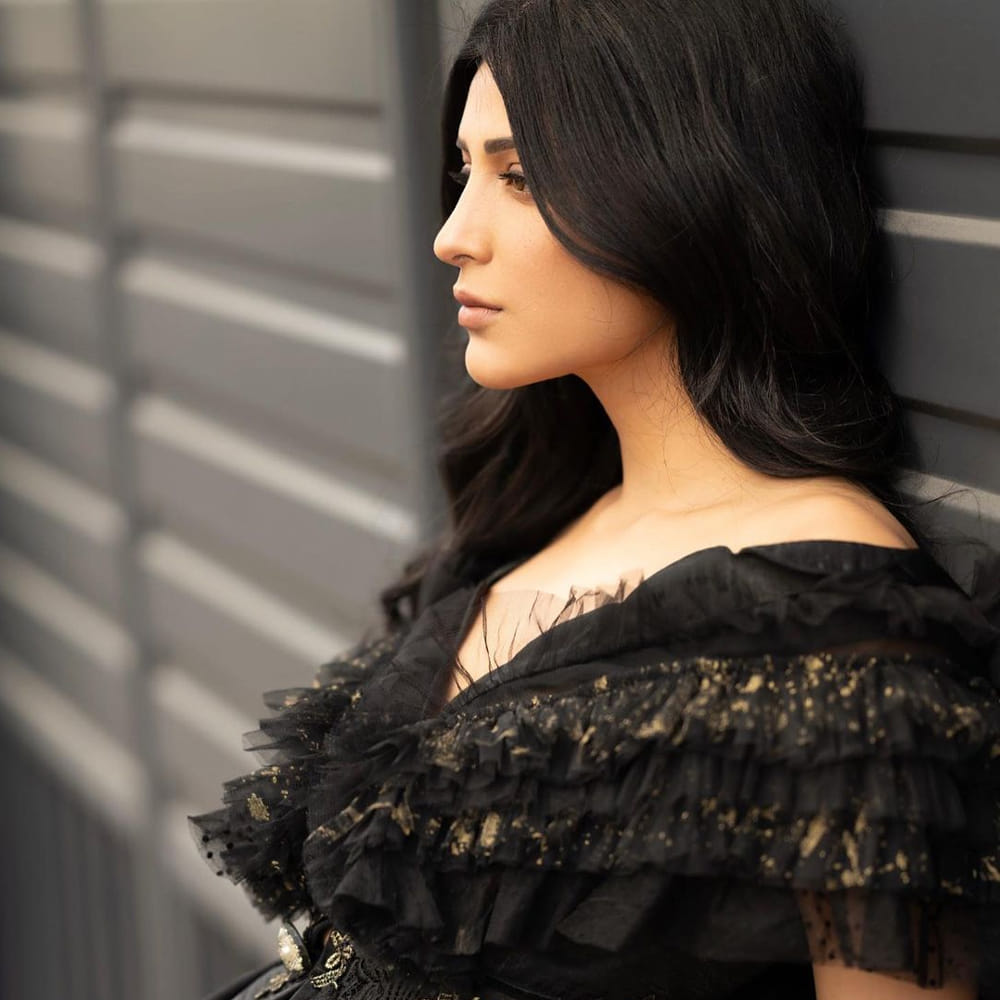 అనగనగా ఓ ధీరుడు సినిమాతో తెలుగు తెరకు పరిచయమైన శ్రుతి హాసన్. గబ్బర్ సింగ్ సినిమాతో బ్లాక్ బస్టర్ హిట్ అందుకుంది. ఈ మూవీతో శ్రుతి క్రేజ్ ఒక్కసారిగా మారిపోయింది. వరుస ఆఫర్లకు గ్రీన్ సిగ్నల్ ఇచ్చేస్తూ దూసుకుపోతుంది. ఇటీవలే వీరసింహారెడ్డి, వాల్తేర్ వీరయ్య చిత్రాలతో భారీ విజయాల్ని అందుకుంది. ప్రస్తుతం ప్రభాస్ సరసన సాలార్ చిత్రంలో నటిస్తుంది ఈ ముద్దుగుమ్మ. తాజాగా ఈ అమ్మడు సోషల్ మీడియాలో షేర్ చేసిన ఫొటోస్ యూత్ కి పూనకాలు తెప్పిస్తున్నాయి.