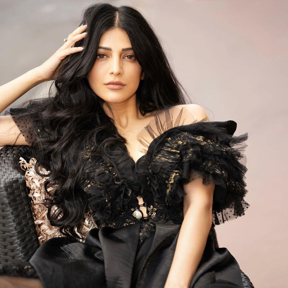 అనగనగా ఓ ధీరుడు సినిమాతో తెలుగు తెరకు పరిచయమైన శ్రుతి హాసన్. గబ్బర్ సింగ్ సినిమాతో బ్లాక్ బస్టర్ హిట్ అందుకుంది. ఈ మూవీతో శ్రుతి క్రేజ్ ఒక్కసారిగా మారిపోయింది. వరుస ఆఫర్లకు గ్రీన్ సిగ్నల్ ఇచ్చేస్తూ దూసుకుపోతుంది. ఇటీవలే వీరసింహారెడ్డి, వాల్తేర్ వీరయ్య చిత్రాలతో భారీ విజయాల్ని అందుకుంది. ప్రస్తుతం ప్రభాస్ సరసన సాలార్ చిత్రంలో నటిస్తుంది ఈ ముద్దుగుమ్మ. తాజాగా ఈ అమ్మడు సోషల్ మీడియాలో షేర్ చేసిన ఫొటోస్ యూత్ కి పూనకాలు తెప్పిస్తున్నాయి.