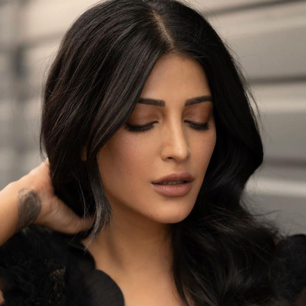 అనగనగా ఓ ధీరుడు సినిమాతో తెలుగు తెరకు పరిచయమైన శ్రుతి హాసన్. గబ్బర్ సింగ్ సినిమాతో బ్లాక్ బస్టర్ హిట్ అందుకుంది. ఈ మూవీతో శ్రుతి క్రేజ్ ఒక్కసారిగా మారిపోయింది. వరుస ఆఫర్లకు గ్రీన్ సిగ్నల్ ఇచ్చేస్తూ దూసుకుపోతుంది. ఇటీవలే వీరసింహారెడ్డి, వాల్తేర్ వీరయ్య చిత్రాలతో భారీ విజయాల్ని అందుకుంది. ప్రస్తుతం ప్రభాస్ సరసన సాలార్ చిత్రంలో నటిస్తుంది ఈ ముద్దుగుమ్మ. తాజాగా ఈ అమ్మడు సోషల్ మీడియాలో షేర్ చేసిన ఫొటోస్ యూత్ కి పూనకాలు తెప్పిస్తున్నాయి.