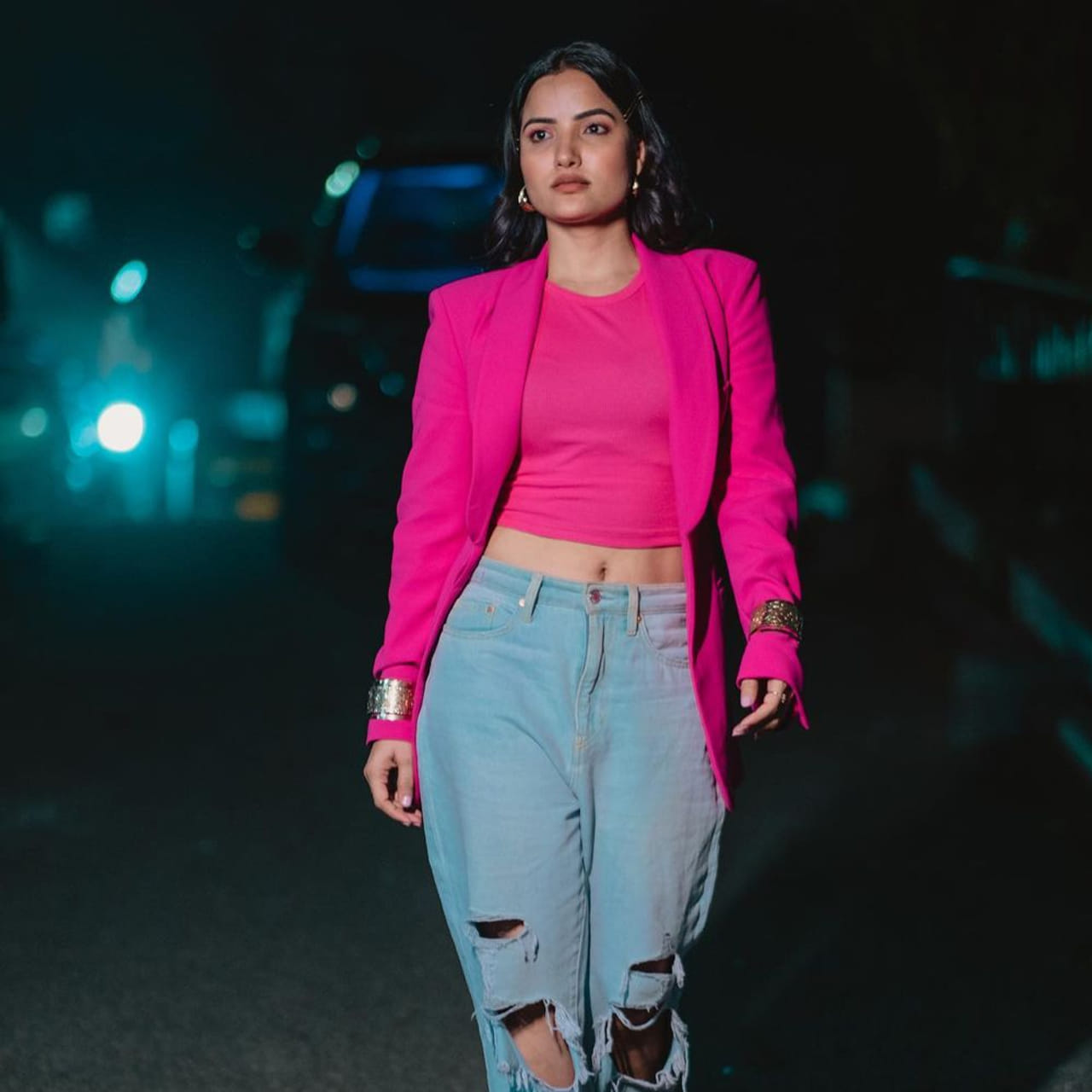 బిగ్‌బాస్‌ తెలుగు సీజన్‌-5 కంటెస్టెంట్‌ సిరి సోషల్ మీడియాలో తన అప్‌డేట్స్‌తో నెటిజన్లను ఫిదా చేస్తోంది. సోషల్ మీడియాలో కూడా మంచి ఫాలోయింగ్, క్రేజ్‌ని సొంతం చేసుకుంది ఈ భామ. కెరియర్ బిగినింగ్‌లో ఆమె ఓ యూట్యూబ్‌ చానెల్‌లో రిపోర్టర్‌గా, కొన్ని న్యూస్‌ ఛానెళ్లలో సైతం న్యూస్ రీడర్‌గా చేసింది. సోషల్ మీడియాలో ఈ అమ్మడు పరువాలు చూపించడంలో తగ్గేదేలే అంటోంది.