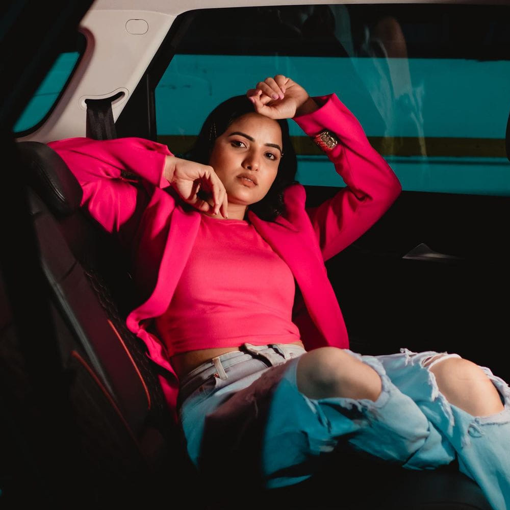 బిగ్‌బాస్‌ తెలుగు సీజన్‌-5 కంటెస్టెంట్‌ సిరి సోషల్ మీడియాలో తన అప్‌డేట్స్‌తో నెటిజన్లను ఫిదా చేస్తోంది. సోషల్ మీడియాలో కూడా మంచి ఫాలోయింగ్, క్రేజ్‌ని సొంతం చేసుకుంది ఈ భామ. కెరియర్ బిగినింగ్‌లో ఆమె ఓ యూట్యూబ్‌ చానెల్‌లో రిపోర్టర్‌గా, కొన్ని న్యూస్‌ ఛానెళ్లలో సైతం న్యూస్ రీడర్‌గా చేసింది. సోషల్ మీడియాలో ఈ అమ్మడు పరువాలు చూపించడంలో తగ్గేదేలే అంటోంది.