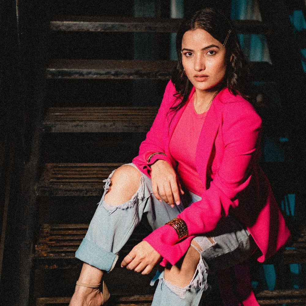 బిగ్‌బాస్‌ తెలుగు సీజన్‌-5 కంటెస్టెంట్‌ సిరి సోషల్ మీడియాలో తన అప్‌డేట్స్‌తో నెటిజన్లను ఫిదా చేస్తోంది. సోషల్ మీడియాలో కూడా మంచి ఫాలోయింగ్, క్రేజ్‌ని సొంతం చేసుకుంది ఈ భామ. కెరియర్ బిగినింగ్‌లో ఆమె ఓ యూట్యూబ్‌ చానెల్‌లో రిపోర్టర్‌గా, కొన్ని న్యూస్‌ ఛానెళ్లలో సైతం న్యూస్ రీడర్‌గా చేసింది. సోషల్ మీడియాలో ఈ అమ్మడు పరువాలు చూపించడంలో తగ్గేదేలే అంటోంది.