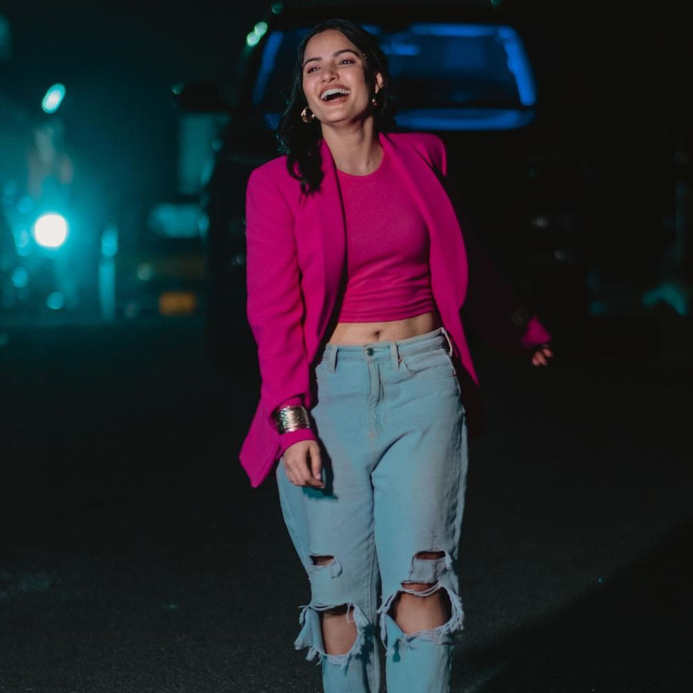 బిగ్‌బాస్‌ తెలుగు సీజన్‌-5 కంటెస్టెంట్‌ సిరి సోషల్ మీడియాలో తన అప్‌డేట్స్‌తో నెటిజన్లను ఫిదా చేస్తోంది. సోషల్ మీడియాలో కూడా మంచి ఫాలోయింగ్, క్రేజ్‌ని సొంతం చేసుకుంది ఈ భామ. కెరియర్ బిగినింగ్‌లో ఆమె ఓ యూట్యూబ్‌ చానెల్‌లో రిపోర్టర్‌గా, కొన్ని న్యూస్‌ ఛానెళ్లలో సైతం న్యూస్ రీడర్‌గా చేసింది. సోషల్ మీడియాలో ఈ అమ్మడు పరువాలు చూపించడంలో తగ్గేదేలే అంటోంది.