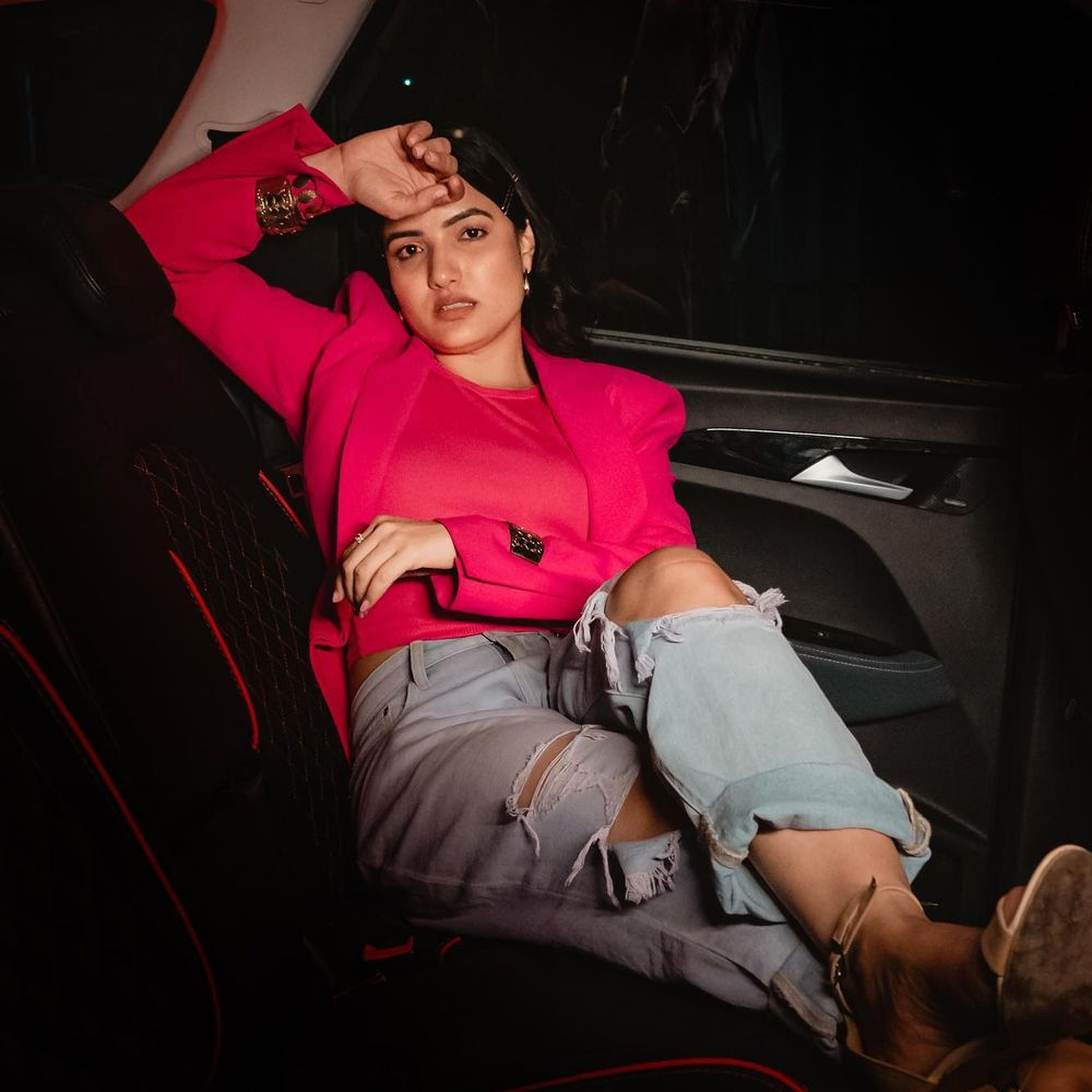 బిగ్‌బాస్‌ తెలుగు సీజన్‌-5 కంటెస్టెంట్‌ సిరి సోషల్ మీడియాలో తన అప్‌డేట్స్‌తో నెటిజన్లను ఫిదా చేస్తోంది. సోషల్ మీడియాలో కూడా మంచి ఫాలోయింగ్, క్రేజ్‌ని సొంతం చేసుకుంది ఈ భామ. కెరియర్ బిగినింగ్‌లో ఆమె ఓ యూట్యూబ్‌ చానెల్‌లో రిపోర్టర్‌గా, కొన్ని న్యూస్‌ ఛానెళ్లలో సైతం న్యూస్ రీడర్‌గా చేసింది. సోషల్ మీడియాలో ఈ అమ్మడు పరువాలు చూపించడంలో తగ్గేదేలే అంటోంది.