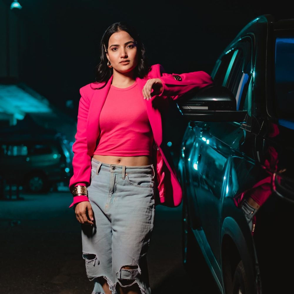 బిగ్‌బాస్‌ తెలుగు సీజన్‌-5 కంటెస్టెంట్‌ సిరి సోషల్ మీడియాలో తన అప్‌డేట్స్‌తో నెటిజన్లను ఫిదా చేస్తోంది. సోషల్ మీడియాలో కూడా మంచి ఫాలోయింగ్, క్రేజ్‌ని సొంతం చేసుకుంది ఈ భామ. కెరియర్ బిగినింగ్‌లో ఆమె ఓ యూట్యూబ్‌ చానెల్‌లో రిపోర్టర్‌గా, కొన్ని న్యూస్‌ ఛానెళ్లలో సైతం న్యూస్ రీడర్‌గా చేసింది. సోషల్ మీడియాలో ఈ అమ్మడు పరువాలు చూపించడంలో తగ్గేదేలే అంటోంది.