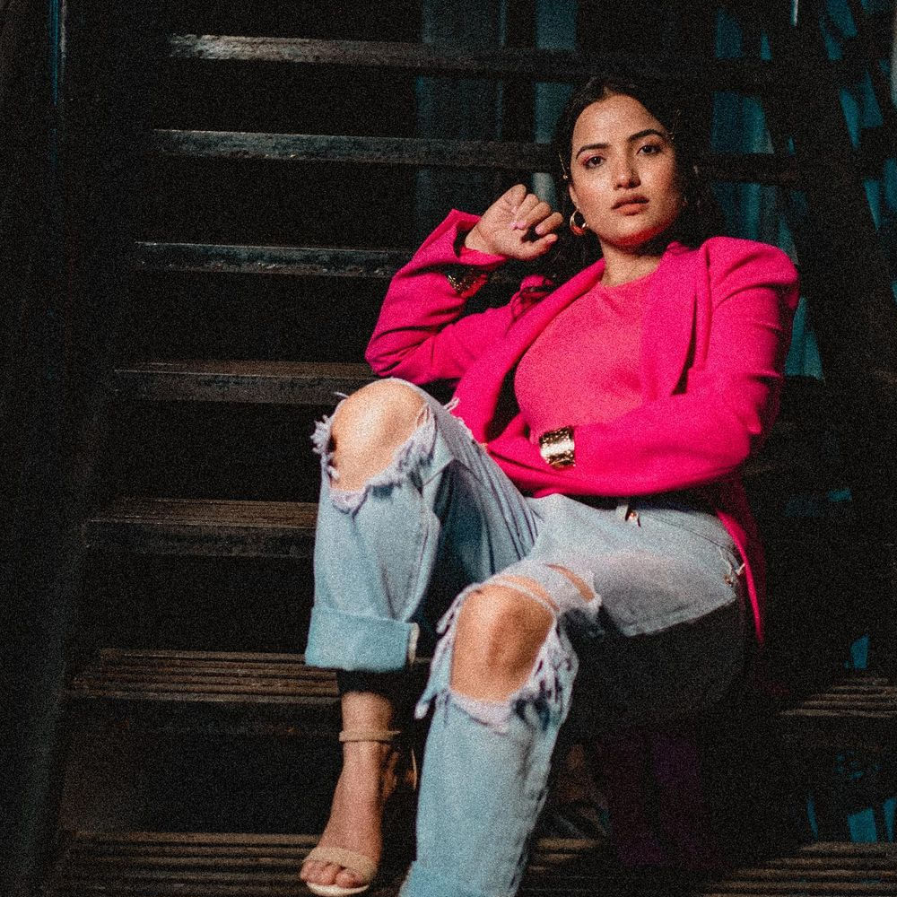 బిగ్‌బాస్‌ తెలుగు సీజన్‌-5 కంటెస్టెంట్‌ సిరి సోషల్ మీడియాలో తన అప్‌డేట్స్‌తో నెటిజన్లను ఫిదా చేస్తోంది. సోషల్ మీడియాలో కూడా మంచి ఫాలోయింగ్, క్రేజ్‌ని సొంతం చేసుకుంది ఈ భామ. కెరియర్ బిగినింగ్‌లో ఆమె ఓ యూట్యూబ్‌ చానెల్‌లో రిపోర్టర్‌గా, కొన్ని న్యూస్‌ ఛానెళ్లలో సైతం న్యూస్ రీడర్‌గా చేసింది. సోషల్ మీడియాలో ఈ అమ్మడు పరువాలు చూపించడంలో తగ్గేదేలే అంటోంది.