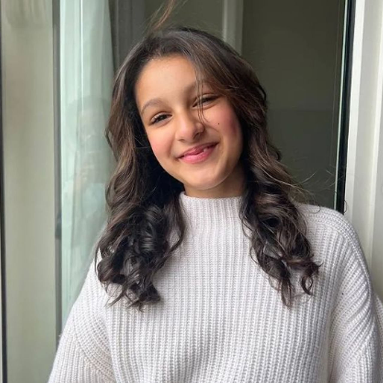 ఇంకా సినిమాల్లోకి రాలేదు. అయినా సితార పాపకు ఇన్ స్టాలో 1.2 మిలియన్ల మంది ఫాలోవర్స్ ఉన్నారు. అంతేకాదు ఆమెకంటూ సెపరేట్ ఫ్యాన్ బేస్ కూడా ఏర్పరుచుకుంది. యూట్యూబ్లోనూ పలు వీడియోలు షేర్ చేస్తూ ఫాలోయింగ్ పెంచుకుంటుంది.