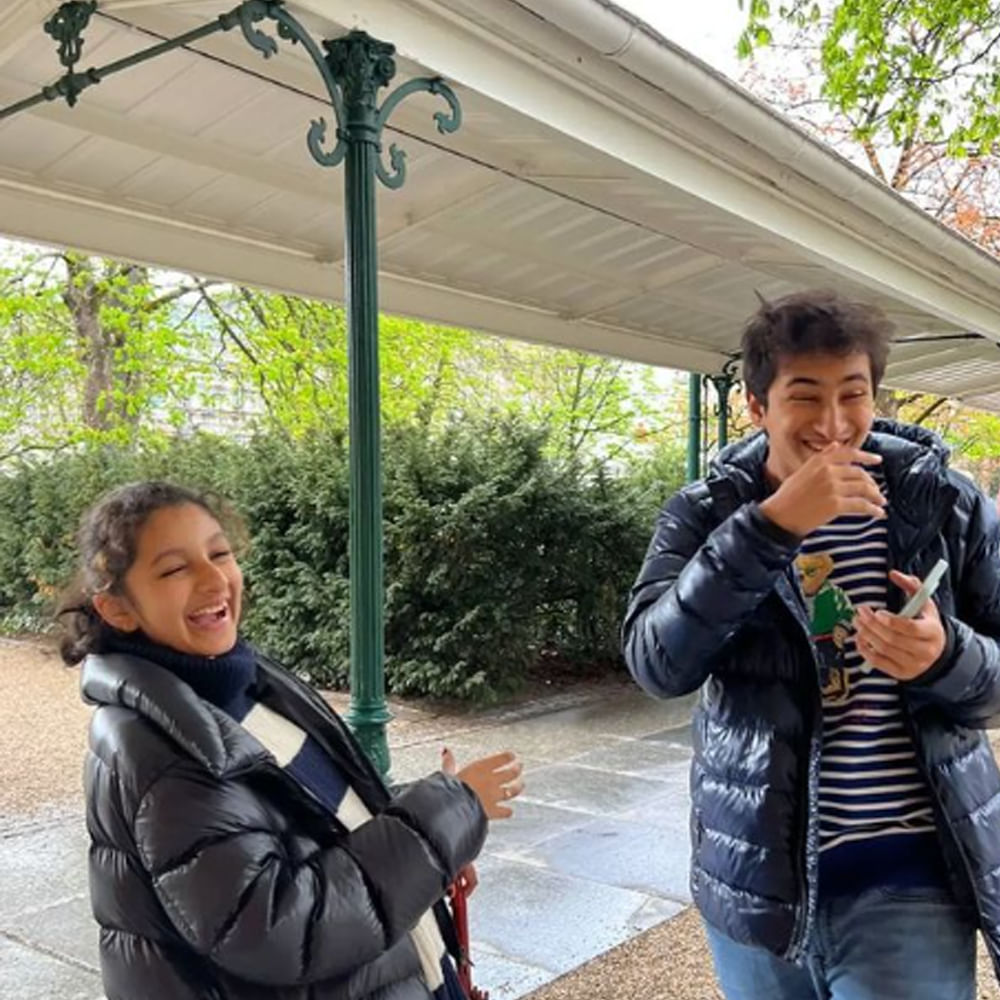 టాలీవుడ్ సూపర్ స్టార్ మహేశ్ బాబు, నమ్రతా శిరోద్కర్ల గారాలపట్టి సితార తన అన్నయ్య గౌతమ్ను ఆటపట్టిచడం తనకు ఇష్టమని గతంలో ఓ ఇంటర్వ్యూలో తెలిపింది.