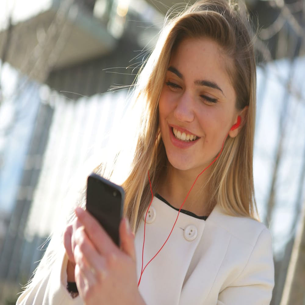 ఫోన్లు కేవలం కాల్ చేయడానికి ఉపయోగించే రోజులు ఎప్పుడో పోయాయి. ఫోన్లు ప్రజల జీవితంలో అంతర్భాగం అయిపోయాయి. ఫోన్లు లేకుండా బయటకు రాలేని పరిస్థితి ఏర్పడింది. అయితే వాటిని ఉపయోగించే విధానం మన వ్యక్తిత్వ లక్షణాలను బాగా ప్రతిబింబిస్తుంది.