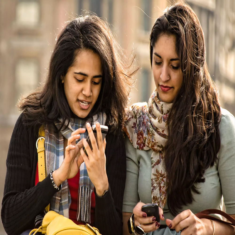 మనలో చాలామంది ఫోన్లను చాలా జాగ్రత్తగా ఉపయోగిస్తారు. కొందరు ఫోన్లు ఎక్కడపడితే అక్కడ పెడుతుంటారు. కొందరైతే దాదాపు రోజులో 12 నుంచి 15 గంటలు ఫోన్ వాడుతారు.