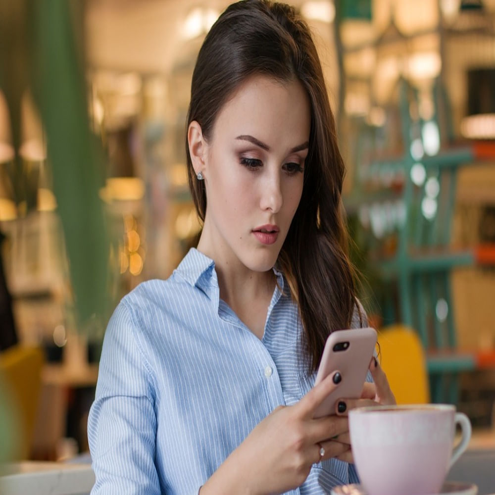 ఫోన్లు, వాటిని వినియోగించే మనుషులు ఎంత వైవిధ్యభరితంగా ఉన్నప్పటికీ, మనలోప్రతి ఒక్కరూ ఈపరికరాలకు ప్రత్యేక కనెక్షన్ని కలిగి ఉంటారు. వ్యక్తులు తమ ఫోన్లను ఉపయోగించే వివిధ మార్గాలద్వారా విభిన్న వ్యక్తిత్వాలు ఎలా ప్రతిబింబిస్తాయో చూద్దాం..