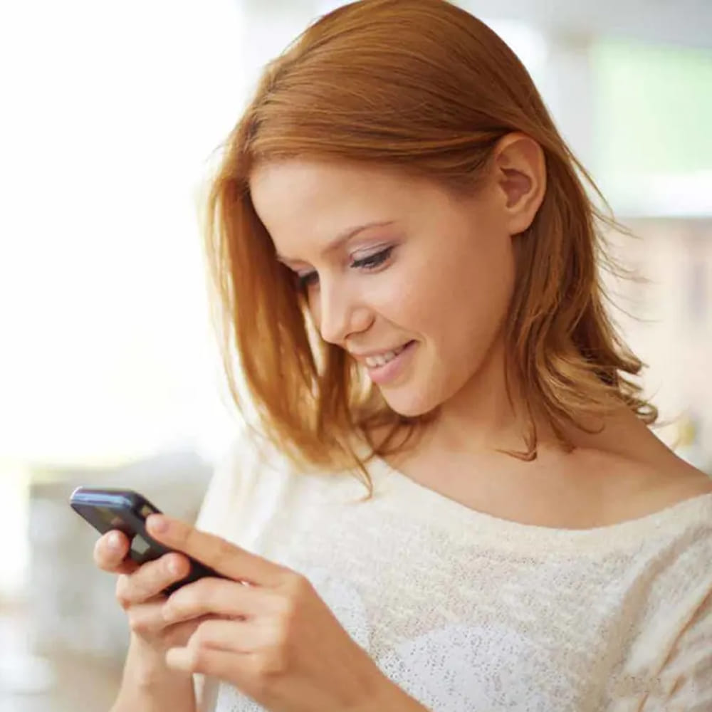 పాకెట్ ఫోన్ : ఈ గ్రూప్లోని వారు తమ ఫోన్ కవర్లను స్పేస్ రాకెట్స్గా భావిస్తారని చెప్పవచ్చు. డబ్బుతో పాటు, పలు రసీదులు, ఆధార్ కార్డ్ వంటి గుర్తింపు కార్డులు అన్ని సేఫ్గా ఫోన్ వెనకవైపు ఉంచుకుంటారు. దీంతో అవసరమైనప్పుడు సులభంగా వాటిని జిరాక్స్ లేదా ప్రింట్ తీసుకోవచ్చు.