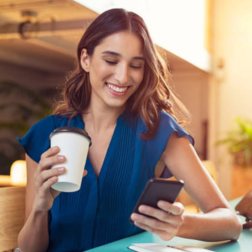 క్యాజువల్ కీపర్స్ : వీరు ఫోన్ల గురించి పెద్దగా భయపడరు. ఫోన్లను చాలా సింఫులుగా తీసుకుంటారు. కవర్లు ఉండవు. స్క్రీన్ గార్డ్స్ ఉండవు. ఇలాంటి వారు ఫోన్లను బాక్స్ నుంచి ఎలా బయటకు తీశారో అలానే యూజ్ చేస్తారు. ఇలాంటి వారు ఫోన్ కొనేటప్పుడు కాస్త తెలివిగా ఆలోచించి కార్నింగ్ గొరిల్లా గ్లాస్తో రూపొందించిన ఫోన్లను ఎంచుకుంటారని చెప్పవచ్చు.