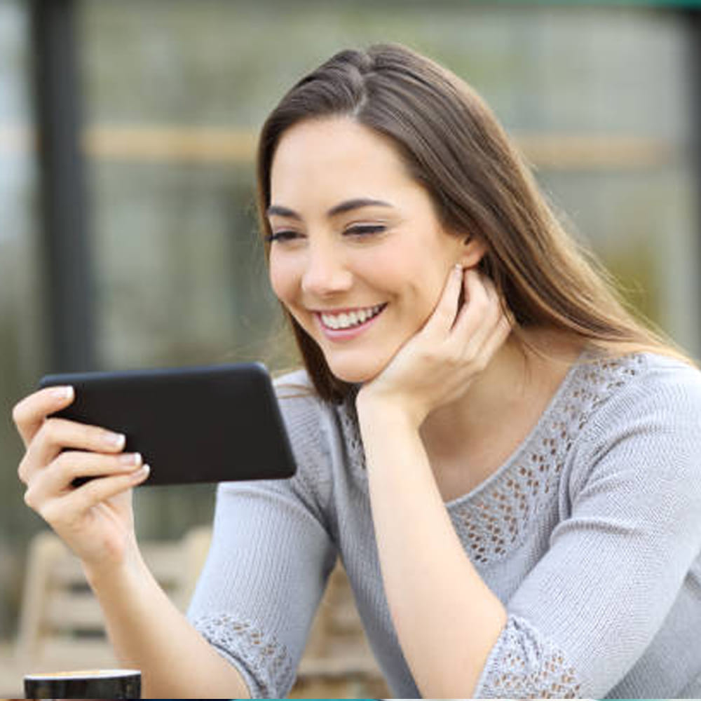 ఫ్యాన్సీ ఫ్లిప్పర్స్ : ఫ్యాన్సీ ఫ్లిప్పర్లు తమ ఫోన్లను ఉపయోగించినప్పుడు క్లాసీ వైబ్లను స్ప్రెడ్ చేస్తారు. అంతుకు కారణం వారు తమ ఫోన్లకు అతికించిన చిక్ పిక్ కవర్స్. అంటే ఫోన్లకు పైన వినియోగించే కవర్స్ అనమాట. ఇలాంటి వారు తమ ఫోన్లను యూజ్ చేసిన అనంతరం తిరిగి ఆ కవర్ను యథావిధిగా మూసివేస్తారు.