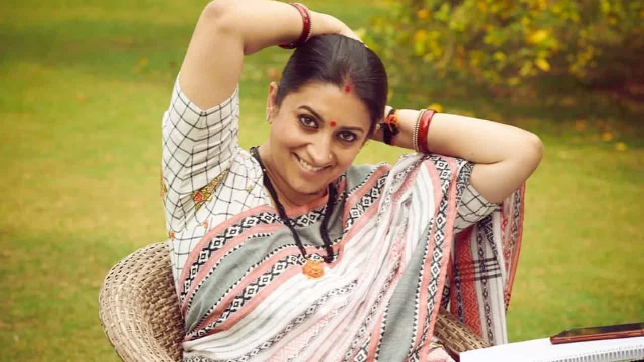 స్మృతి ఇరానీ, ఏక్తా కపూర్ల స్నేహం ఏళ్ల నాటిది. ఏక్తా సీరియల్ ' క్యుంకీ సాస్ భీ కభీ బహు థీ' సీరియల్ స్మృతి జీవితాన్ని మార్చేసింది. ఈ సీరియల్ లో నటించిన స్మృతి అత్యంత ప్రేక్షకాధారణ సొంతం చేసుకుంది. ప్రస్తుతం స్మృతి నటన కు దూరమై రాజకీయాల్లో రాణిస్తుంది.