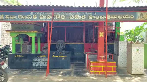 Nandyala: పొద్దున్నే పూజ చేసేందుకు శివాలయానికి వెళ్లిన పూజారి షాక్.. తలుపు ఓపెన్ చేయగానే..