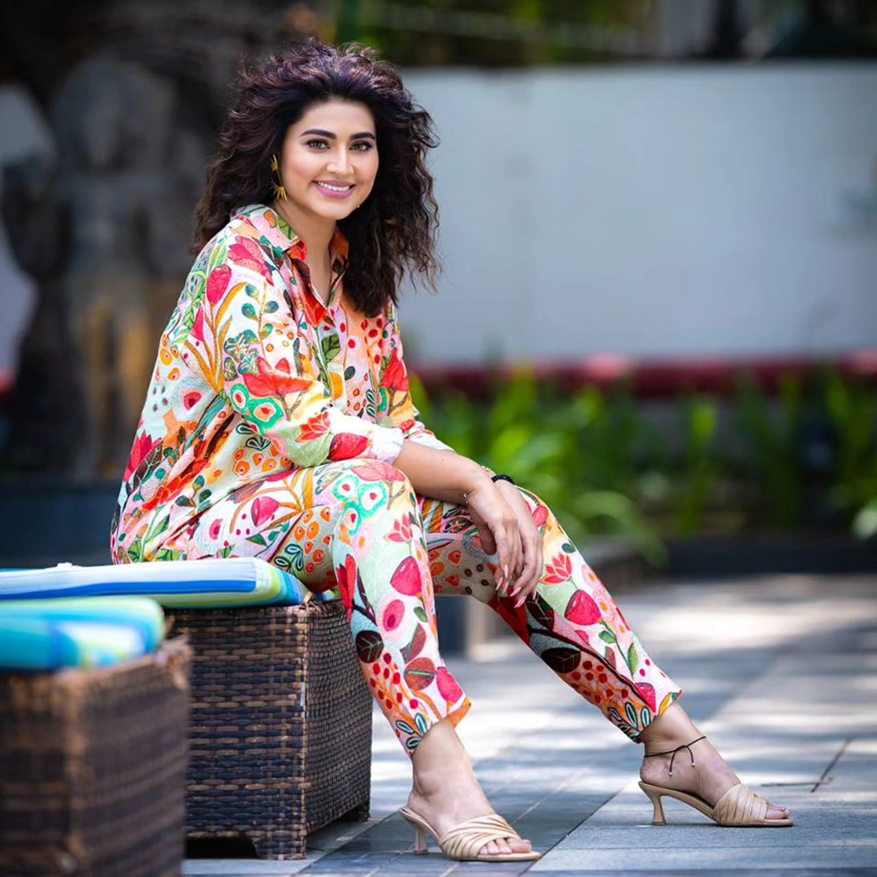 తెలుగు ప్రేక్షకులకు ప్రత్యేకంగా పరిచయం అవసరం లేని పేరు స్నేహ. తన నటనతో టాలీవుడ్ ఆడియన్స్‏ను ఆకట్టుకుంది స్నేహ. అందం, అభినయంతో సౌత్ ఇండస్ట్రీలో తనకంటూ స్పెషల్ ఇమేజ్ తెచ్చుకుంది. గ్లామర్ పాత్రలు కాకుండా హోమ్లీ పాత్రలను ఎంచుకుంటూ ఫ్యామిలీ ఆడియన్స్ మనసు దొచుకుంది. రాధ గోపాలం.. శ్రీరామదాసు.. వంటి చిత్రాల్లో నటించి మెప్పించింది. తాజాగా ఈమె సోషల్ మీడియాలో షేర్ చేసిన ఫోటోలకు ఫాన్స్ ఫిదా అవుతున్నారు.