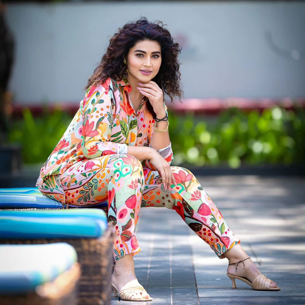 తెలుగు ప్రేక్షకులకు ప్రత్యేకంగా పరిచయం అవసరం లేని పేరు స్నేహ. తన నటనతో టాలీవుడ్ ఆడియన్స్‏ను ఆకట్టుకుంది స్నేహ. అందం, అభినయంతో సౌత్ ఇండస్ట్రీలో తనకంటూ స్పెషల్ ఇమేజ్ తెచ్చుకుంది. గ్లామర్ పాత్రలు కాకుండా హోమ్లీ పాత్రలను ఎంచుకుంటూ ఫ్యామిలీ ఆడియన్స్ మనసు దొచుకుంది. రాధ గోపాలం.. శ్రీరామదాసు.. వంటి చిత్రాల్లో నటించి మెప్పించింది. తాజాగా ఈమె సోషల్ మీడియాలో షేర్ చేసిన ఫోటోలకు ఫాన్స్ ఫిదా అవుతున్నారు.