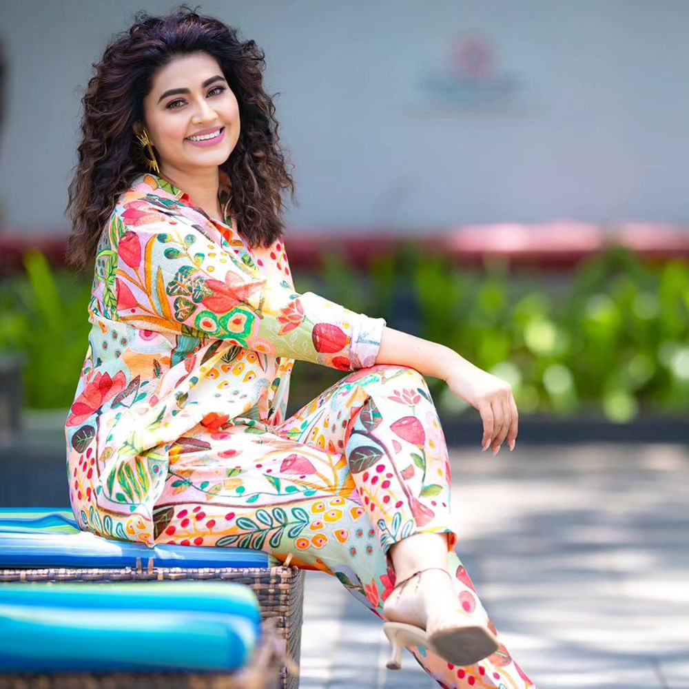 తెలుగు ప్రేక్షకులకు ప్రత్యేకంగా పరిచయం అవసరం లేని పేరు స్నేహ. తన నటనతో టాలీవుడ్ ఆడియన్స్‏ను ఆకట్టుకుంది స్నేహ. అందం, అభినయంతో సౌత్ ఇండస్ట్రీలో తనకంటూ స్పెషల్ ఇమేజ్ తెచ్చుకుంది. గ్లామర్ పాత్రలు కాకుండా హోమ్లీ పాత్రలను ఎంచుకుంటూ ఫ్యామిలీ ఆడియన్స్ మనసు దొచుకుంది. రాధ గోపాలం.. శ్రీరామదాసు.. వంటి చిత్రాల్లో నటించి మెప్పించింది. తాజాగా ఈమె సోషల్ మీడియాలో షేర్ చేసిన ఫోటోలకు ఫాన్స్ ఫిదా అవుతున్నారు.