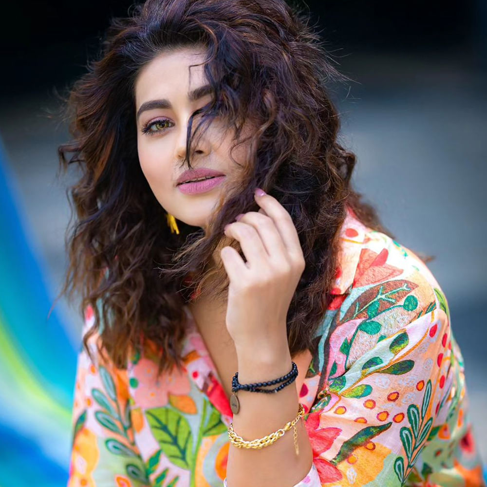 తెలుగు ప్రేక్షకులకు ప్రత్యేకంగా పరిచయం అవసరం లేని పేరు స్నేహ. తన నటనతో టాలీవుడ్ ఆడియన్స్‏ను ఆకట్టుకుంది స్నేహ. అందం, అభినయంతో సౌత్ ఇండస్ట్రీలో తనకంటూ స్పెషల్ ఇమేజ్ తెచ్చుకుంది. గ్లామర్ పాత్రలు కాకుండా హోమ్లీ పాత్రలను ఎంచుకుంటూ ఫ్యామిలీ ఆడియన్స్ మనసు దొచుకుంది. రాధ గోపాలం.. శ్రీరామదాసు.. వంటి చిత్రాల్లో నటించి మెప్పించింది. తాజాగా ఈమె సోషల్ మీడియాలో షేర్ చేసిన ఫోటోలకు ఫాన్స్ ఫిదా అవుతున్నారు.