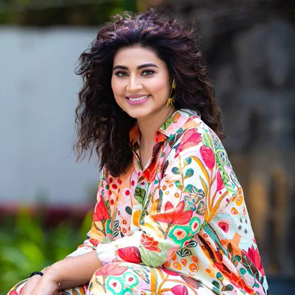 తెలుగు ప్రేక్షకులకు ప్రత్యేకంగా పరిచయం అవసరం లేని పేరు స్నేహ. తన నటనతో టాలీవుడ్ ఆడియన్స్‏ను ఆకట్టుకుంది స్నేహ. అందం, అభినయంతో సౌత్ ఇండస్ట్రీలో తనకంటూ స్పెషల్ ఇమేజ్ తెచ్చుకుంది. గ్లామర్ పాత్రలు కాకుండా హోమ్లీ పాత్రలను ఎంచుకుంటూ ఫ్యామిలీ ఆడియన్స్ మనసు దొచుకుంది. రాధ గోపాలం.. శ్రీరామదాసు.. వంటి చిత్రాల్లో నటించి మెప్పించింది. తాజాగా ఈమె సోషల్ మీడియాలో షేర్ చేసిన ఫోటోలకు ఫాన్స్ ఫిదా అవుతున్నారు.