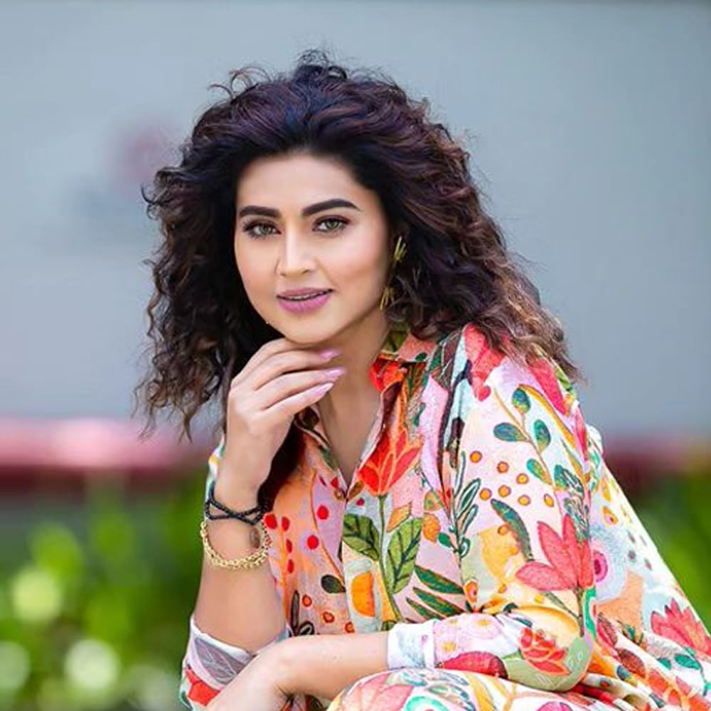 తెలుగు ప్రేక్షకులకు ప్రత్యేకంగా పరిచయం అవసరం లేని పేరు స్నేహ. తన నటనతో టాలీవుడ్ ఆడియన్స్‏ను ఆకట్టుకుంది స్నేహ. అందం, అభినయంతో సౌత్ ఇండస్ట్రీలో తనకంటూ స్పెషల్ ఇమేజ్ తెచ్చుకుంది. గ్లామర్ పాత్రలు కాకుండా హోమ్లీ పాత్రలను ఎంచుకుంటూ ఫ్యామిలీ ఆడియన్స్ మనసు దొచుకుంది. రాధ గోపాలం.. శ్రీరామదాసు.. వంటి చిత్రాల్లో నటించి మెప్పించింది. తాజాగా ఈమె సోషల్ మీడియాలో షేర్ చేసిన ఫోటోలకు ఫాన్స్ ఫిదా అవుతున్నారు.